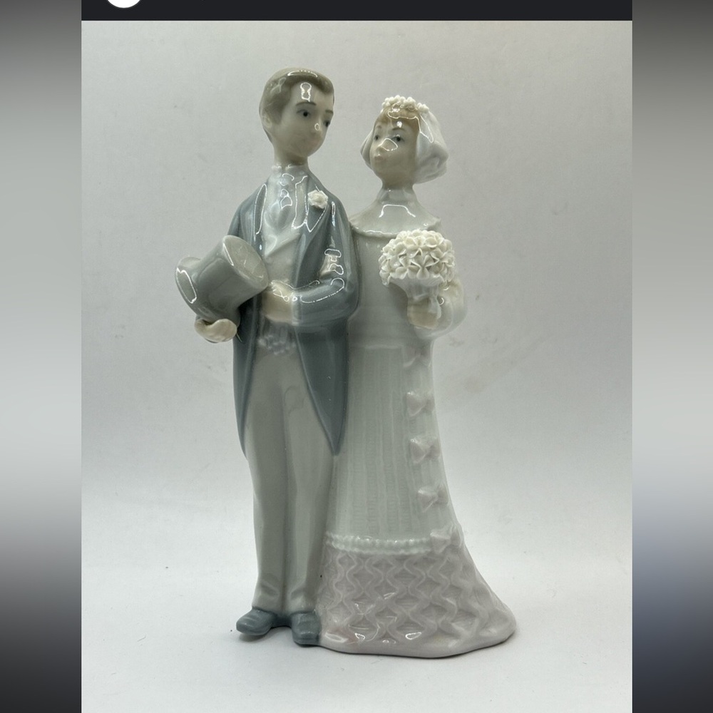 Elegant Porcelain Bride and Groom Figurine Llardro